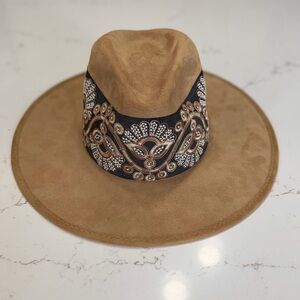 HATS N’ ROSES - “Valencia” style in hazelnut - like new